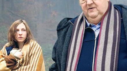Schwierige Patientin. Bloch (Dieter Pfaff) hat Rieke Hollstein (Katharina Schüttler) im Wald gefunden, wo sie einen Baum fällen wollte. Foto: SWR