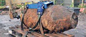 Morgens klingelten die Polizisten an den Türen der Biesdorfer. Als alle Anwohner in Sicherheit waren, wurde die Bombe unschädlich gemacht. Fotos: dapd