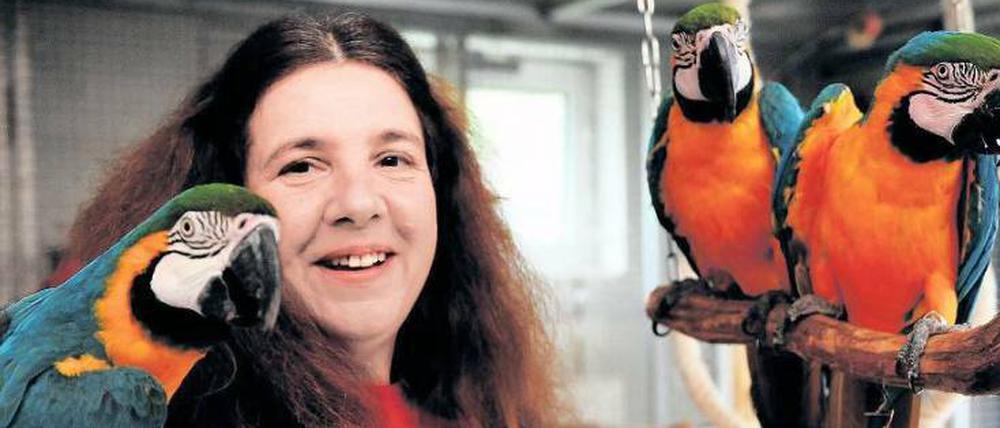 Feste Clique. Die Gelbbrust-Aras Shanti (auf dem Arm), Lea und Erni (auf der Schaukel) wurden vor Jahren bei Rita Ohnhäuser abgegeben, die vier verstanden sich auf Anhieb. Sie gab sie nie mehr her. Ein dauerhaftes Vergnügen: Die Tiere können gut 80 Jahre alt werden (www.papageien-partnervermittlung.de).