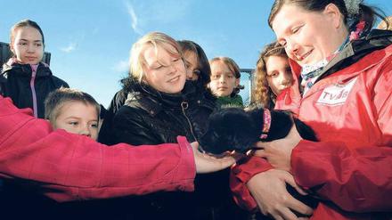 Tierschutzlehrerin Ulrike Pollack hält den Mischlingswelpen Alfi im Arm.