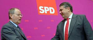 Die SPD hat sich auf ein Rentenkonzept geeinigt. Auf dem Parteitreffen begrüßen sich Kanzlerkandidat Peer Steinbrück (links) und Parteivorsitzender Sigmar Gabriel.