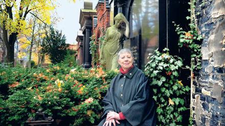 RUHESTÄTTE ZUM MITTUN. Gertrud Dailidow-Gock, 70, aus Wilmersdorf, von der Stiftung Historische Friedhöfe.