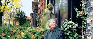 RUHESTÄTTE ZUM MITTUN. Gertrud Dailidow-Gock, 70, aus Wilmersdorf, von der Stiftung Historische Friedhöfe.