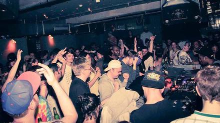 Feiern für den Frieden. Im Kreuzberger Prince Charles Club zahlen Gäste bei Charity-Partys Eintritt und Getränke für den guten Zweck. 