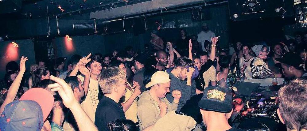 Feiern für den Frieden. Im Kreuzberger Prince Charles Club zahlen Gäste bei Charity-Partys Eintritt und Getränke für den guten Zweck. 