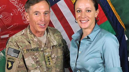 Das Verhältnis von David Petraeus zu seiner Biografin Paula Broadwell wird detailliert öffentlich ausgebreitet.