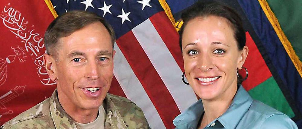 Das Verhältnis von David Petraeus zu seiner Biografin Paula Broadwell wird detailliert öffentlich ausgebreitet.