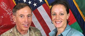 Das Verhältnis von David Petraeus zu seiner Biografin Paula Broadwell wird detailliert öffentlich ausgebreitet.