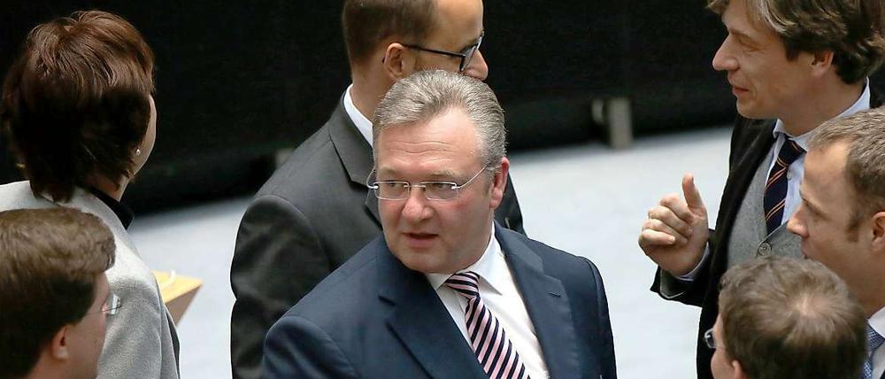 Wieder da. Nach längerer Krankheit erschien Frank Henkel am Donnerstag im Berliner Abgeordnetenhaus. Die Fragen an ihn waren zahlreich – und manche davon für ihn ziemlich peinlich.