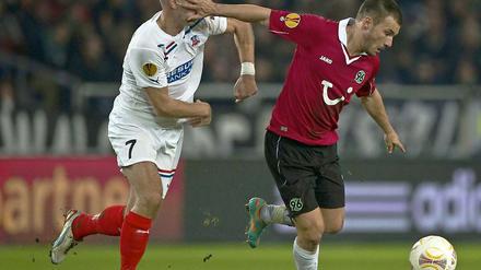 Hannovers Szabolcs Huszti (re.) und Helsingborgs Mattias Lindström kämpfen um den Ball.