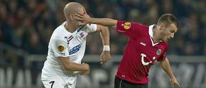 Hannovers Szabolcs Huszti (re.) und Helsingborgs Mattias Lindström kämpfen um den Ball.