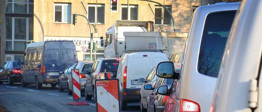 In der Baustelle am Mehringdamm kommt es immer wieder zu Verkehrsstaus.