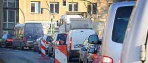 In der Baustelle am Mehringdamm kommt es immer wieder zu Verkehrsstaus.