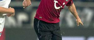 Schau mal lieber nicht hin. Szabolcs Huszti (rechts) und die Hannoveraner hatten mit Helsingborg am Ende doch mehr Mühe als ihnen lieb sein konnte. Foto: AFP