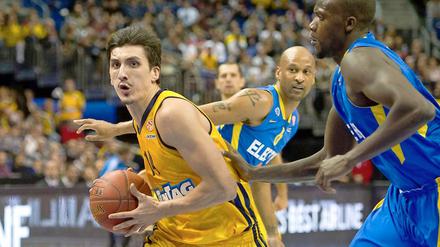 Berlins Nihad Djedovic (li.) im Angriff gegen Shawn James (re.) und Devin Smith von Maccabi Tel Aviv.