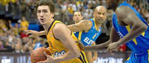 Berlins Nihad Djedovic (li.) im Angriff gegen Shawn James (re.) und Devin Smith von Maccabi Tel Aviv.