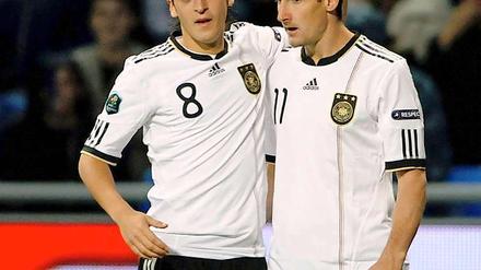 Mesut Özil und Miroslav Klose werden beim Spiel gegen die Niederlande nicht dabei sein.
