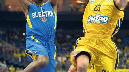 Vorbeigeflogen. Albas DaShaun Wood (rechts) kann den Wurf von Maccabis Ricky Hickman nicht verhindern. Foto: AFP