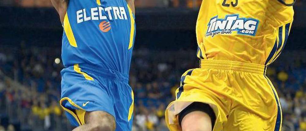 Vorbeigeflogen. Albas DaShaun Wood (rechts) kann den Wurf von Maccabis Ricky Hickman nicht verhindern. Foto: AFP