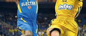 Vorbeigeflogen. Albas DaShaun Wood (rechts) kann den Wurf von Maccabis Ricky Hickman nicht verhindern. Foto: AFP