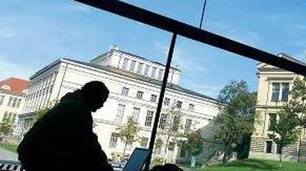 Im Schatten. Auch in Technikfächern wird abgeschrieben, bei Programmcodes von Informatikern etwa. 