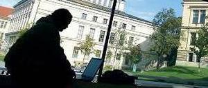 Im Schatten. Auch in Technikfächern wird abgeschrieben, bei Programmcodes von Informatikern etwa.