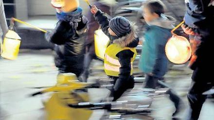 Das Licht geht aus, wir gehen nach Haus’. In vielen Kitas und Grundschulen wurde munter gebastelt, jetzt können die Werke gezeigt werden. Foto: dpa/Pedersen