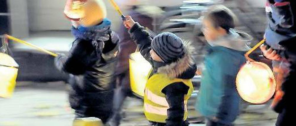 Das Licht geht aus, wir gehen nach Haus’. In vielen Kitas und Grundschulen wurde munter gebastelt, jetzt können die Werke gezeigt werden. Foto: dpa/Pedersen