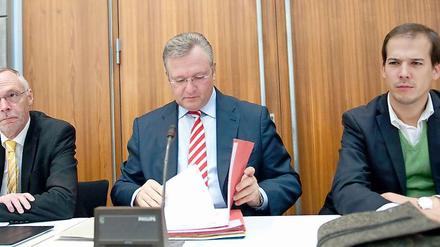 Frank Henkel steht in der Kritik, weil die Berliner Behörden in den Ermittlungen zu den NSU-Morden schwere Fehler begangen haben sollen. 