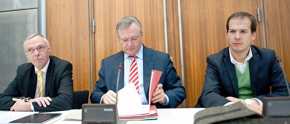 Frank Henkel steht in der Kritik, weil die Berliner Behörden in den Ermittlungen zu den NSU-Morden schwere Fehler begangen haben sollen. 