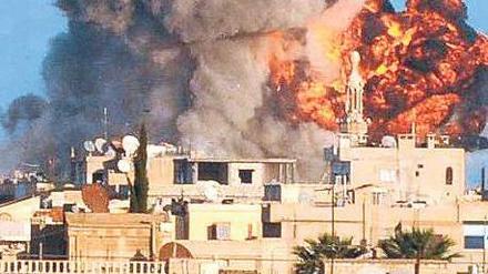 Feuer nach einem Angriff der syrischen Luftwaffe nahe der türkischen Stadt Ceylanpinar. Drei türkische Bürger sollen verletzt worden sein.