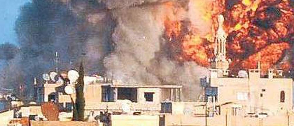 Feuer nach einem Angriff der syrischen Luftwaffe nahe der türkischen Stadt Ceylanpinar. Drei türkische Bürger sollen verletzt worden sein.