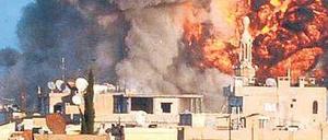Feuer nach einem Angriff der syrischen Luftwaffe nahe der türkischen Stadt Ceylanpinar. Drei türkische Bürger sollen verletzt worden sein.
