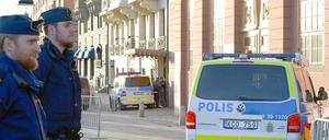 Polizisten vor der Residenz in Stockholm.