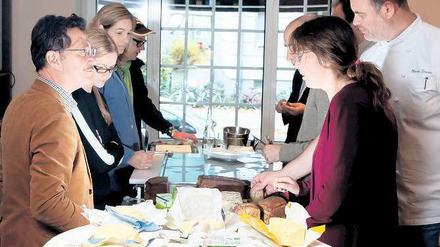 In Buttergewittern: Unsere Probierrunde im Wilmersdorfer Restaurant von Gastgeber Markus Semmler (r.) Foto Georg Moritz