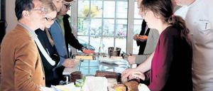 In Buttergewittern: Unsere Probierrunde im Wilmersdorfer Restaurant von Gastgeber Markus Semmler (r.) Foto Georg Moritz