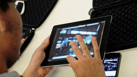 Schüler am Hannah-Ahrendt-Gymnasium in Rudow setzen iPads im Unterricht ein.