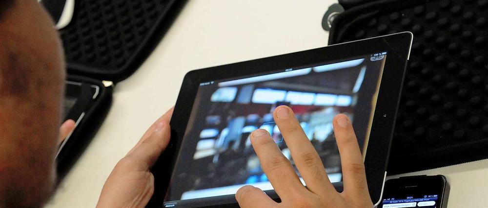 Schüler am Hannah-Ahrendt-Gymnasium in Rudow setzen iPads im Unterricht ein.