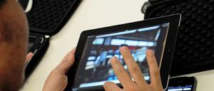 Schüler am Hannah-Ahrendt-Gymnasium in Rudow setzen iPads im Unterricht ein.