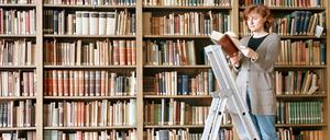 So viele Bücher! Blogger können mit ihren Empfehlungen helfen, die richtige Lektüre zu finden.