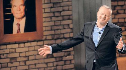 Und der Präses blicket stumm ... Unter den Augen von Bundespräsident Joachim Gauck arbeitet sich Stefan Raab durch seine Show „Absolute Mehrheit“. Foto: Henning Kaiser/dpa
