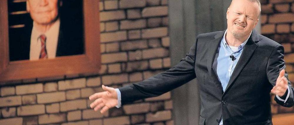 Und der Präses blicket stumm ... Unter den Augen von Bundespräsident Joachim Gauck arbeitet sich Stefan Raab durch seine Show „Absolute Mehrheit“. Foto: Henning Kaiser/dpa