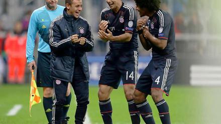 Südamerikanische Freude: Rafinha, Pizarro und Dante (von links) feiern den Sieg gegen Lille. 