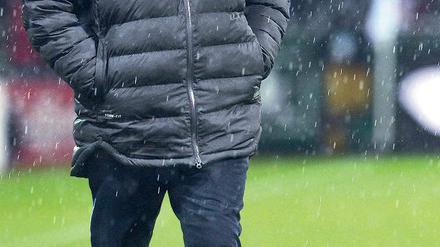 Rain Man. Werders Manager Klaus Allofs ist in Bremen immer öfter allein. Nun könnte er nach Wolfsburg gehen. Foto: dpa