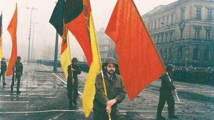 Der dissidente Blick. 1988 fotografierte Jens Rötzsch in Leipzig die Parade der Arbeiter-Kampfgruppe, an deren Ende die rote Fahne und die Flagge des Arbeiter- und Bauernstaats eher müde flatterten.