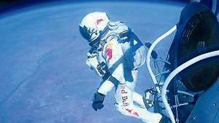 Felix Baumgartner bei seinem Absprung.