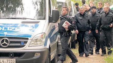 Suchtrupp. In den Wäldern rund um den Tatort sind wie schon seit zehn Tagen die Einsatzkräfte unterwegs, um Spuren zum Entführungsfall zu finden. 