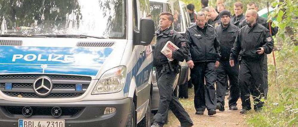 Suchtrupp. In den Wäldern rund um den Tatort sind wie schon seit zehn Tagen die Einsatzkräfte unterwegs, um Spuren zum Entführungsfall zu finden.