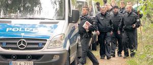Suchtrupp. In den Wäldern rund um den Tatort sind wie schon seit zehn Tagen die Einsatzkräfte unterwegs, um Spuren zum Entführungsfall zu finden. 
