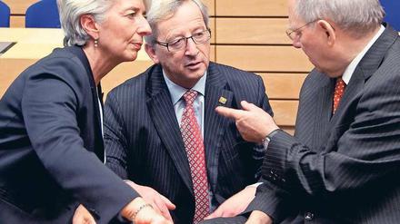 Streit auf offener Bühne. IWF-Chefin Lagarde (l.) fordert einen Schuldenschnitt für Athen, den Euro-Gruppenchef Juncker (M.) und Finanzminister Schäuble ablehnen.
